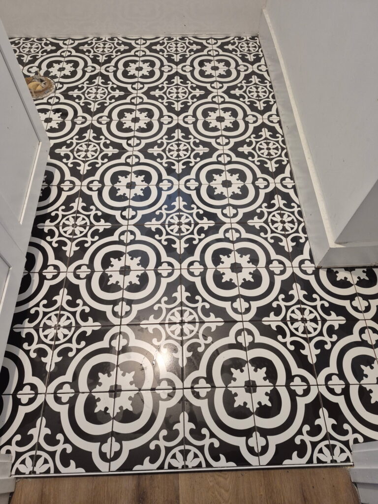 Decorative patterned tile floor by Palacios Installation